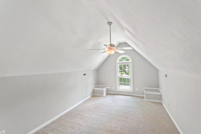 Building Photo - 5BR/3BA with Fresh Paint and New Carpet in...