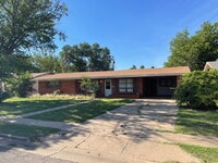 Building Photo - Home Located Minutes From Elementary & Restaurants!