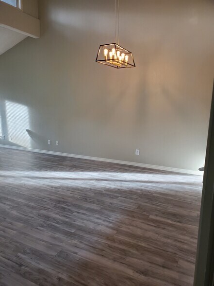 Living area - 106 N Troy Ave