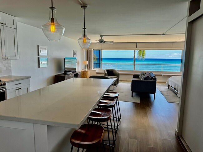 Building Photo - 1/1/1 Oceanfront Living at the Colony Surf on the Gold Coast!