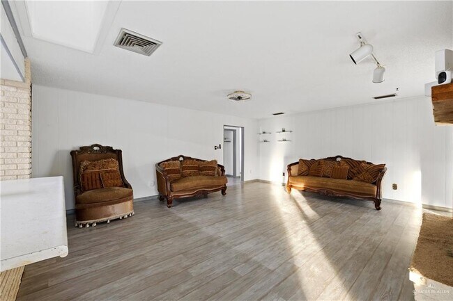 Building Photo - 812 Voltz Ln