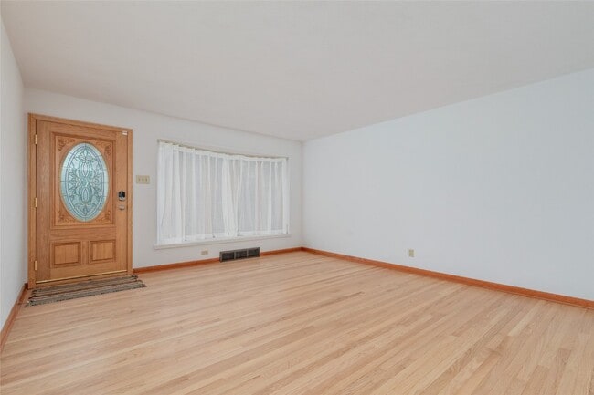 Building Photo - 9715 Grantview Dr