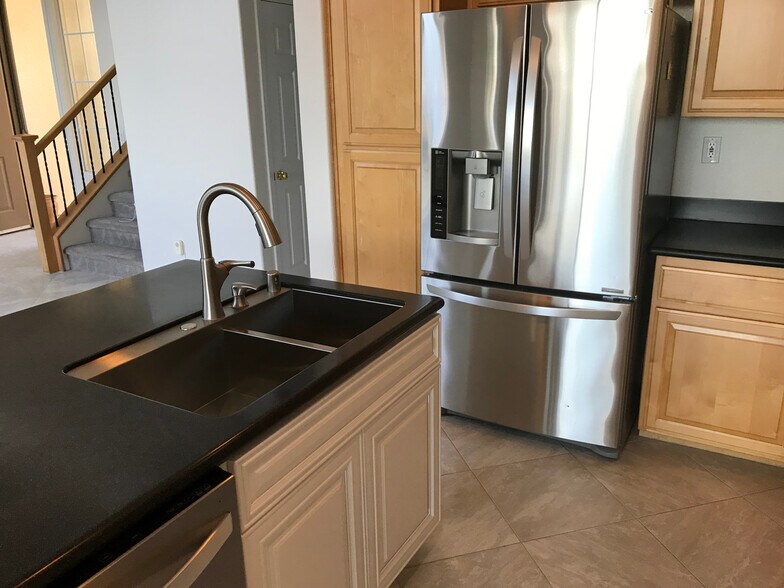 Building Photo - 1736 Bluebird Ln