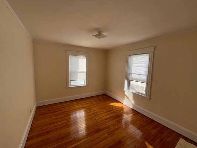 Building Photo - 5 bed 2 bath near Tuffts....
