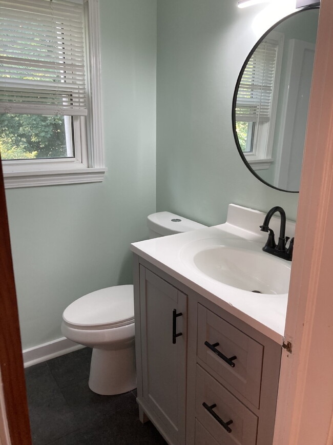 Building Photo - 2 Bedroom Duplex $1100/Month