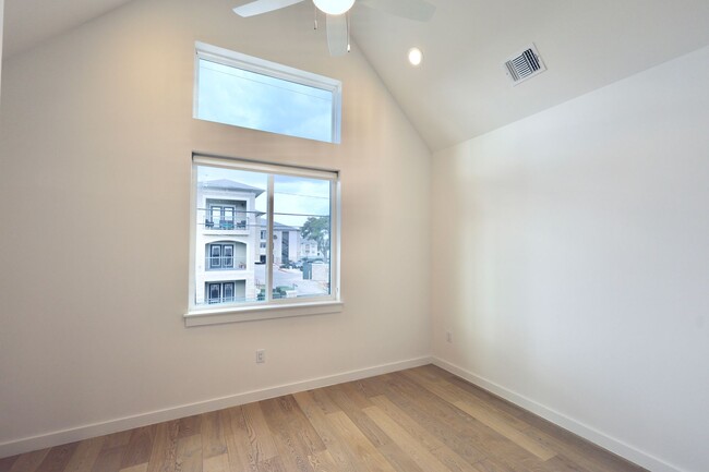 Building Photo - Gorgeous 2 Story Townhome in the Heart of ...