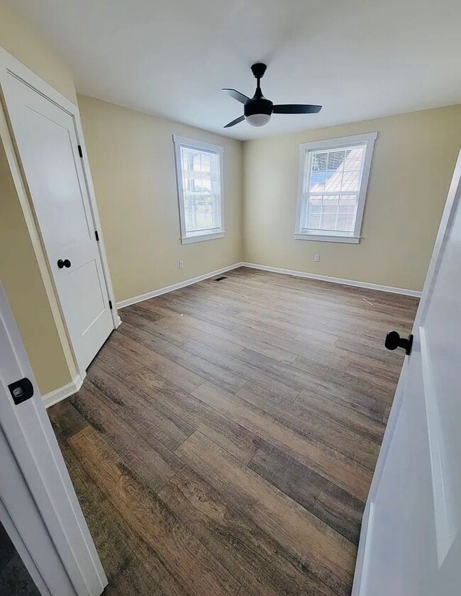 Building Photo - Newly Remodeled 3/1 Move In Ready Now!