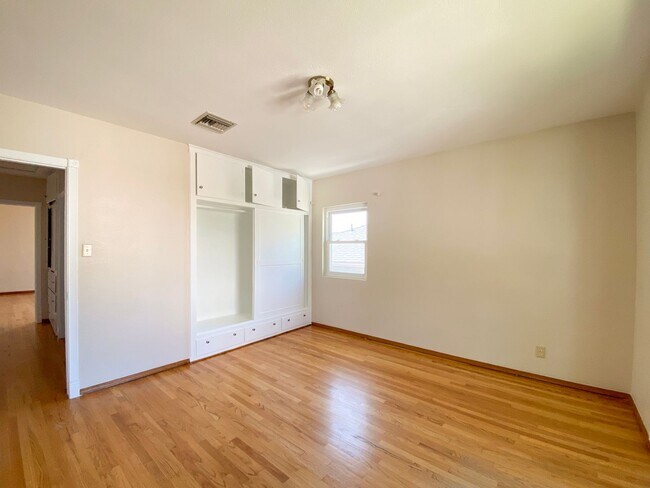Building Photo - Spacious 3 Bed · 2 Bath Hillside Home — Mo...