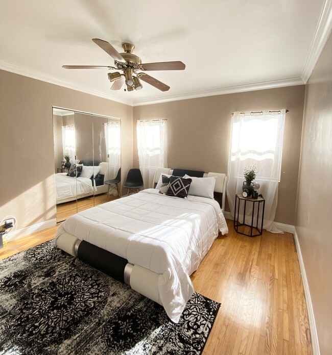 Middle bedroom with Queen size bed. Double mirrored closets. - 1350 Curson S Ave