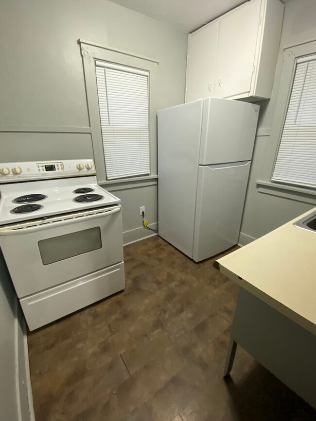 Building Photo - 2 Bedroom, 1 Bath Home Single Stall Attach...