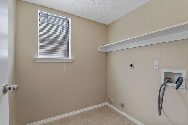 Building Photo - 4010 David Dr