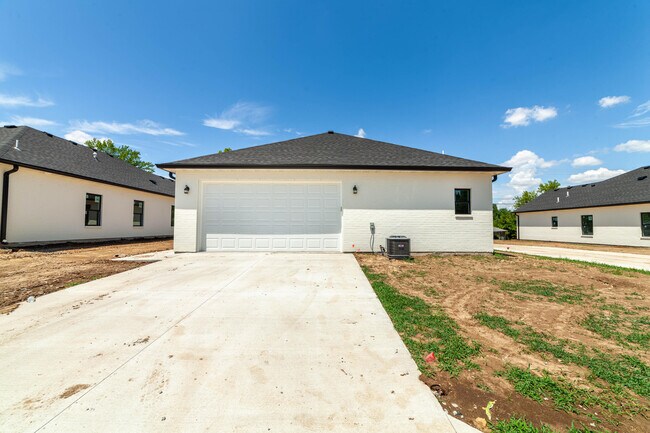 Building Photo - 220 Green Meadows Cir