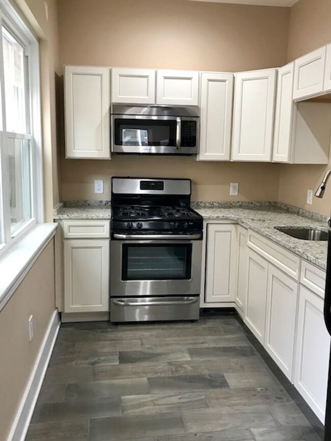 Building Photo - 1527 W Porter St