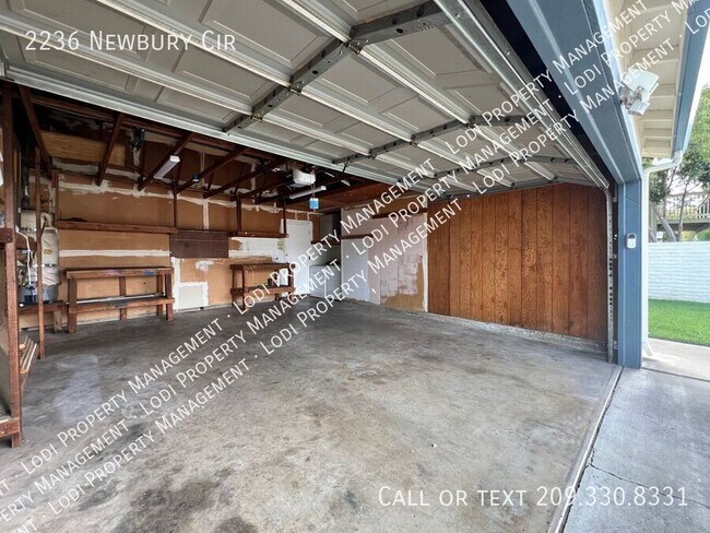 Building Photo - 2236 Newbury Cir