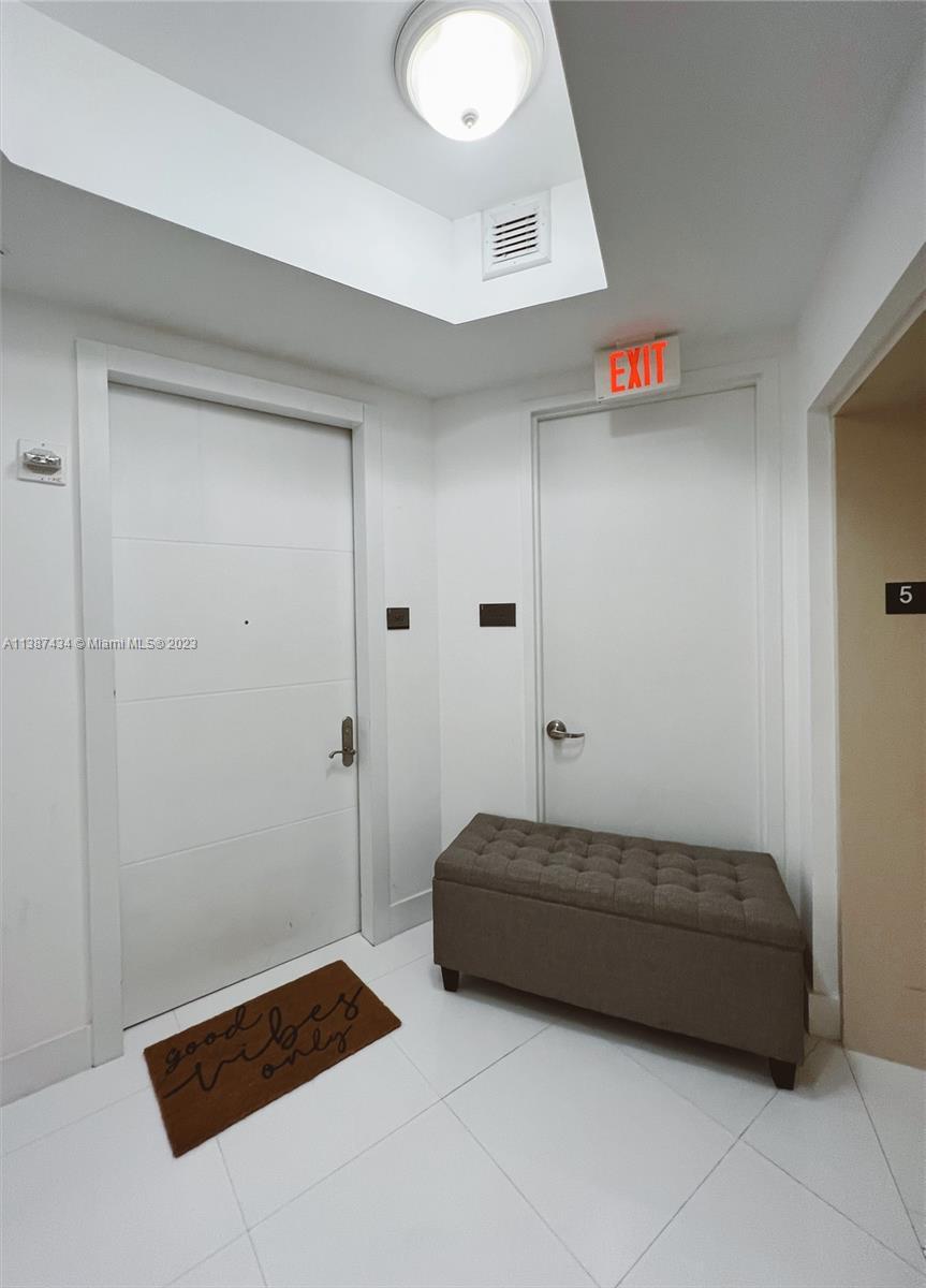 Building Photo - 15811 Collins Ave