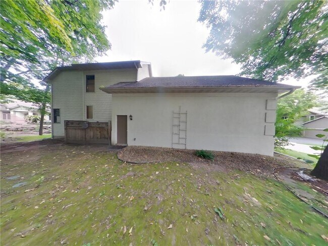 Building Photo - 8915 Umbria Pl N
