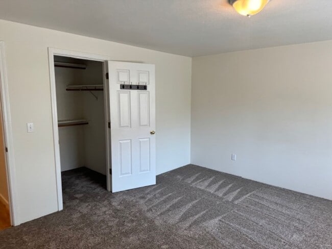 Building Photo - SINGLE FAMILY HOME W/ FENCED YARD/ DOUBLE ...