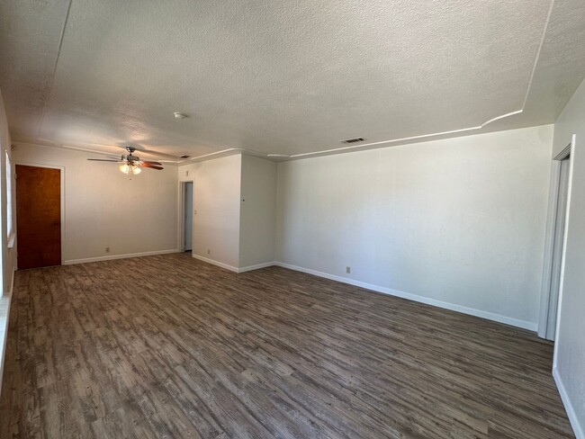 Building Photo - 2426 E Dayton Ave