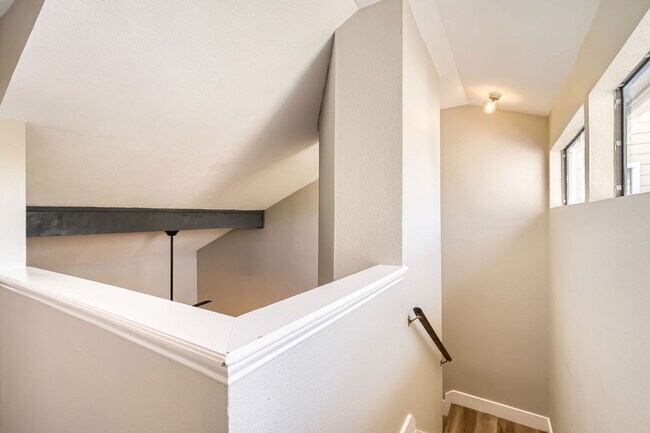 Building Photo - 512 Eberhart Ln