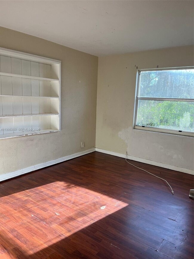 Building Photo - 538 W 1st St