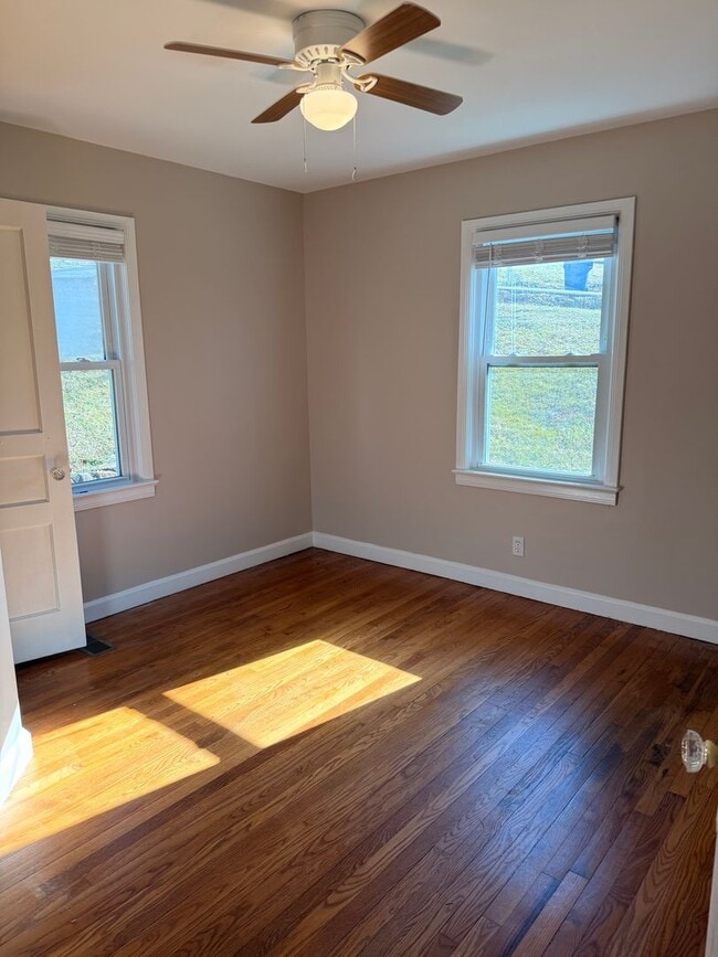 Building Photo - Cute Red Bank House