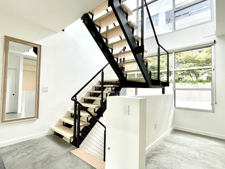 Building Photo - 4111 Sunset Blvd