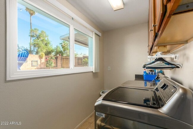 Building Photo - Exceptional 6-Bedroom Home with Private Pool Near ASU