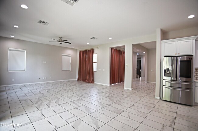 Building Photo - 947 E Ladbroke Way