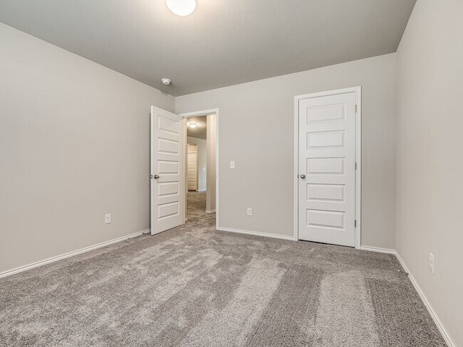 Building Photo - 629 W Lola Dr