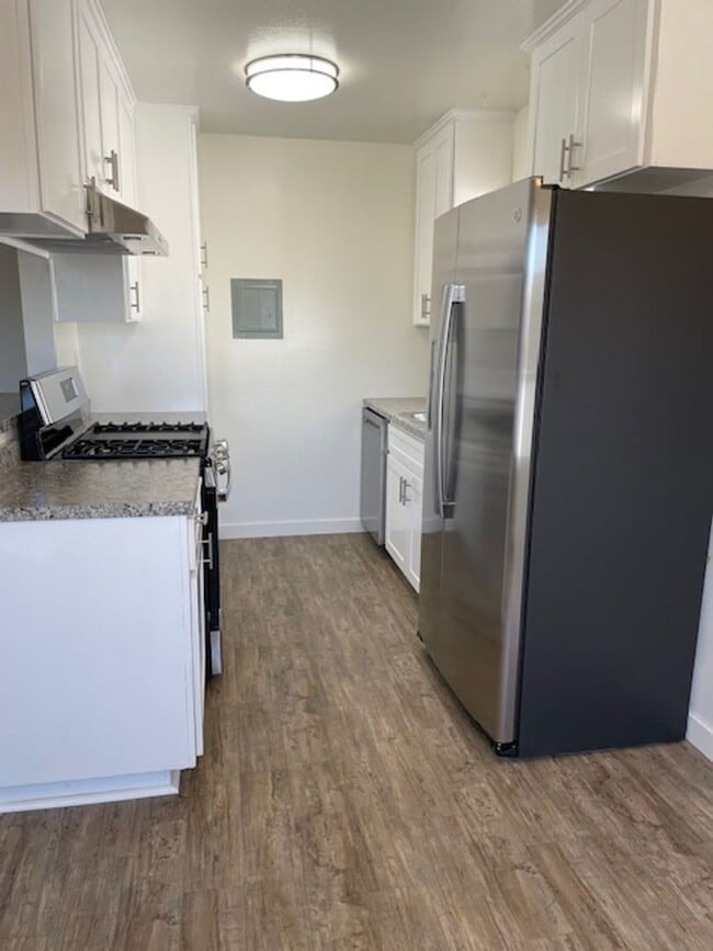 Building Photo - Spacious 2 Bedroom Unit in Huntington Beach