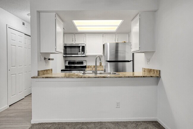 Building Photo - $1,195.95, 1-bed, 1-bath floor-level condo located in Aurora.