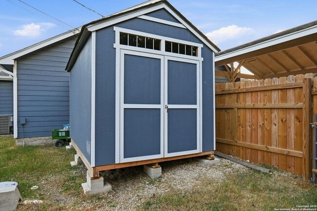 Building Photo - 1150 Green Hill Dr