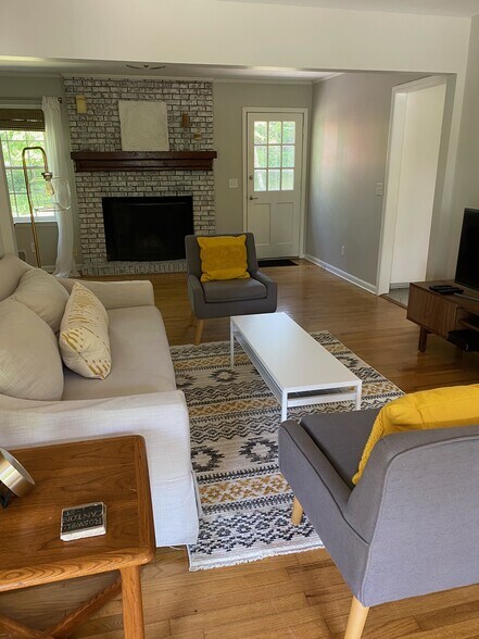 Building Photo - 1160 Saratoga Rd