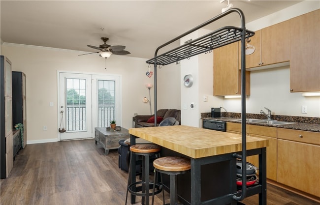 Building Photo - 1901 5th E Ave