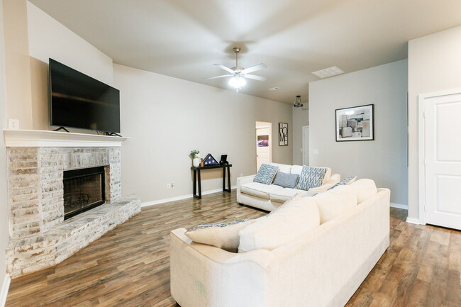 Building Photo - Beautiful 3-Bed, 2-Bath Home In Frenship!