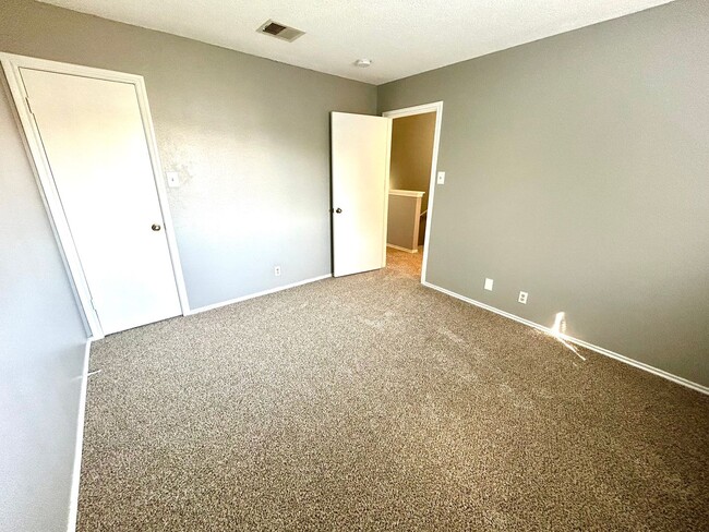 Building Photo - **MOVE-IN SPECIAL** MUST SEE! 3 Bedroom / ...