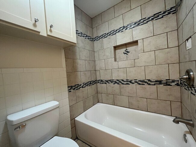 Building Photo - 2846 Blue Grass Dr