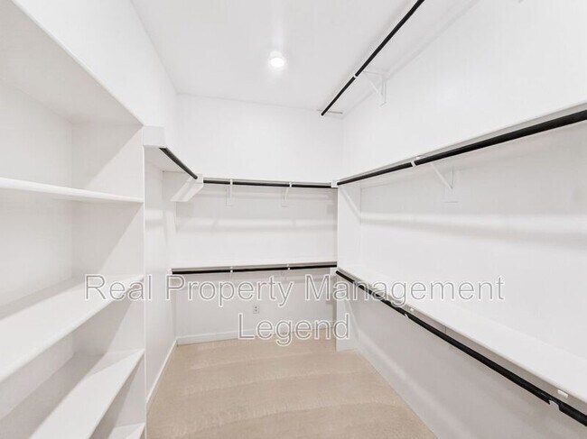 Building Photo - 809 Jamestown Ln