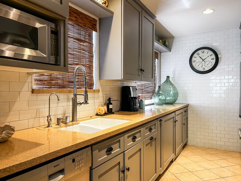 Building Photo - 700 Westmount Dr