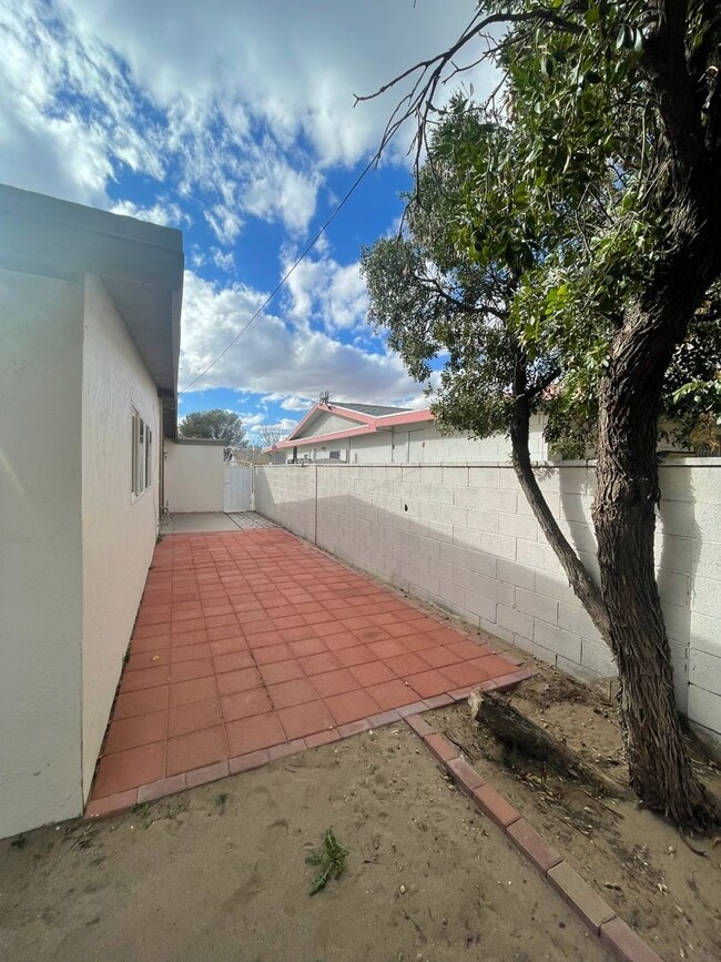 Building Photo - Beautifully Updated 3 Bedroom/2 Bathroom H...