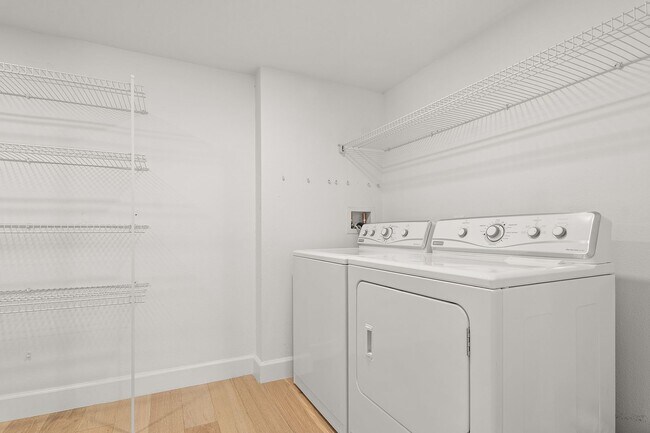 Building Photo - 5947 Ridge Lake Cir