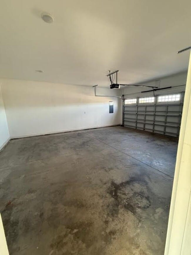 Building Photo - An Unbeatable Location and Stunning Home!!