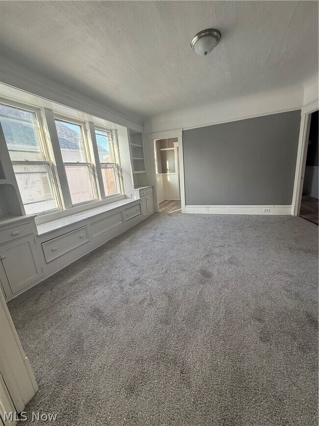 Building Photo - 10527 Earle Ave