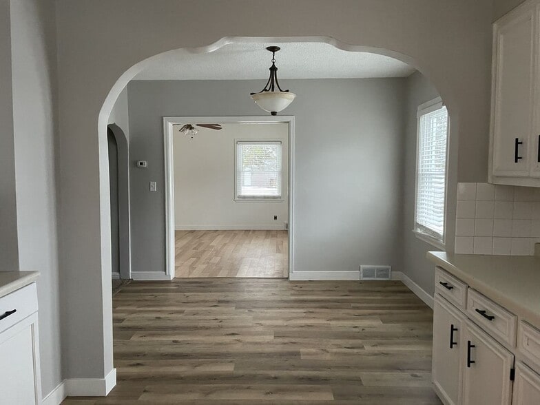 Building Photo - 304 S 1st St