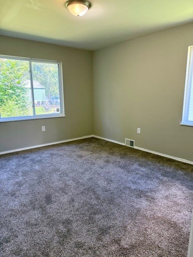 Building Photo - NEW RENTAL! Available Now