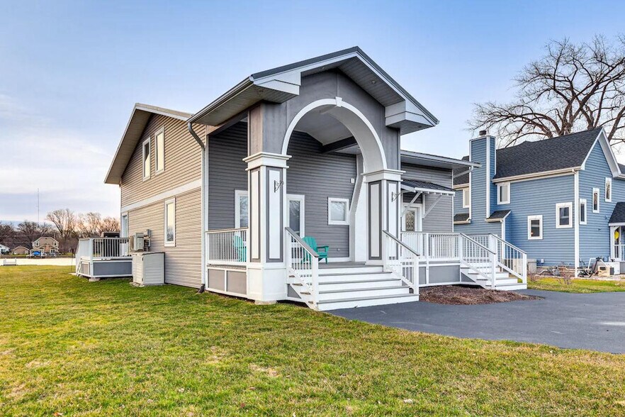 Building Photo - 2712 Shorewood Dr