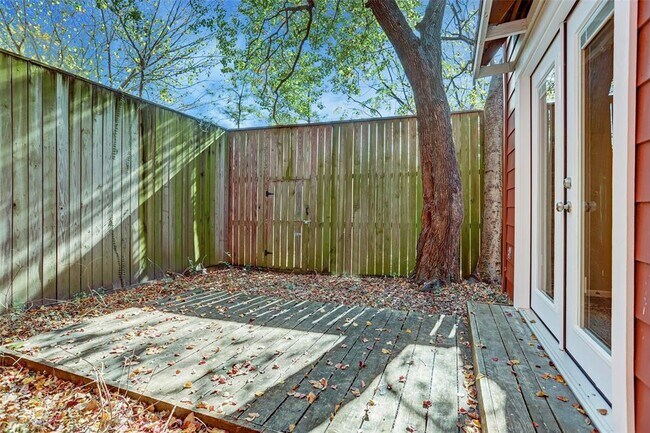 Building Photo - 1405 Castle Ct