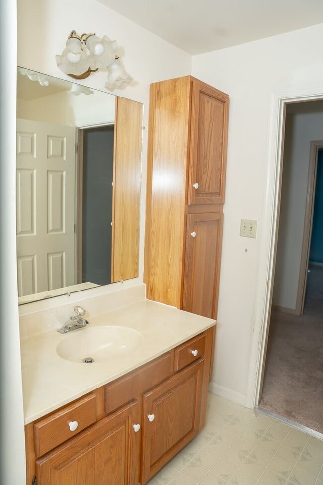 Building Photo - 922 Pinetree Way