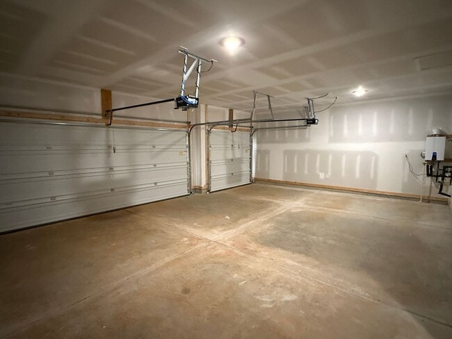 Building Photo - Springville Schools One Level 4 Bedroom / 3 Bathroom/ 3 Car Garage