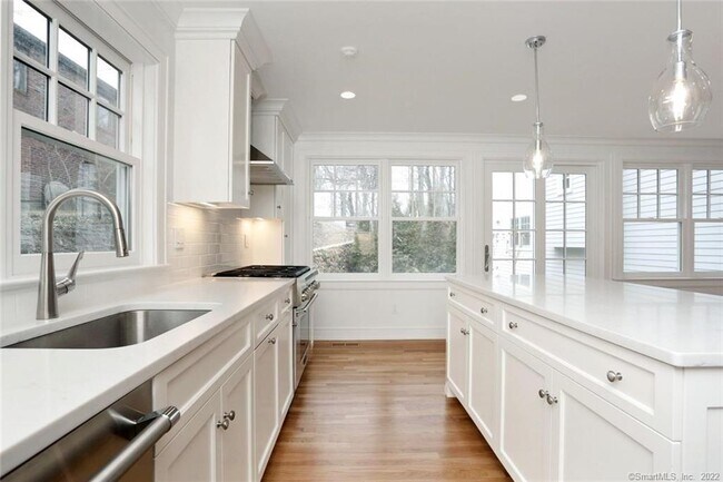 Building Photo - 50 Oak St